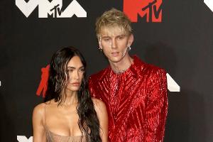 Neues Musikvideo von MGK: Megan Fox verwirrt mit Babybauch