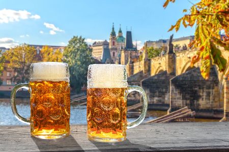 zwei Biergläser vor der Kulisse Prags zwei Biergläser vor der Kulisse Prags