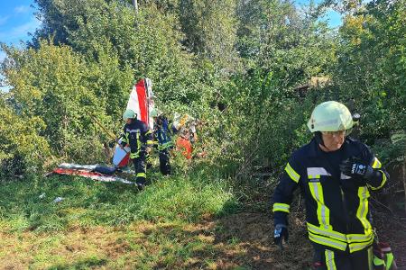 In diesem Wrack eines Kleinflugzeugs ist am Morgen in Gütersloh der 67 Jahre alte Pilot ums Leben gekommen.