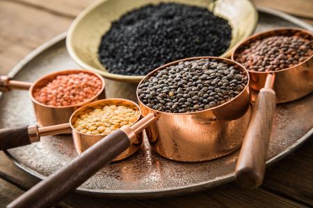 Wer sich vegan ernährt, kann seinen Bedarf an Proteinen durch Hülsenfrüchte wie Linsen decken. Wer sich vegan ernährt, kann seinen Bedarf an Proteinen durch Hülsenfrüchte wie Linsen decken.
