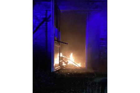 Feuerwehr Dresden: Der Brand konnte mit einem Strahlrohr rasch gelöscht und eine Ausbreitung verhindert werden. Feuerwehr Dresden: Der Brand konnte mit einem Strahlrohr rasch gelöscht und eine Ausbreitung verhindert werden.