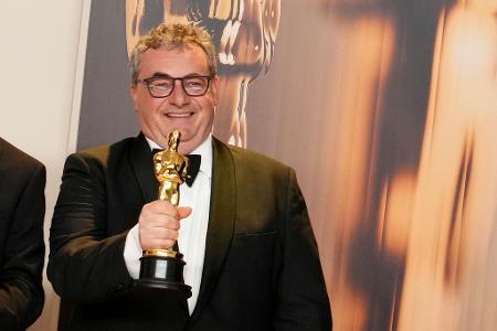 Gerd Nefzer freut sich im Presseraum der Oscarverleihung über seine erneute Auszeichnung. Gerd Nefzer freut sich im Presseraum der Oscarverleihung über seine erneute Auszeichnung.
