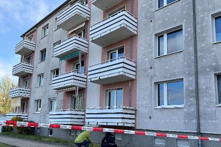 Die Polizei Magdeburg ermittelt, nachdem eine Frau und ein Kind beim Sturz von einem Balkon schwer verletzt worden sind. Die Polizei Magdeburg ermittelt, nachdem eine Frau und ein Kind beim Sturz von einem Balkon schwer verletzt worden sind.
