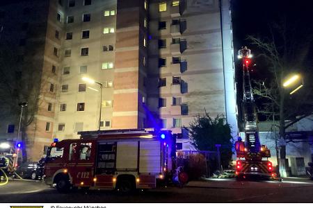 Einsatzkräfte der Feuerwehr München bei einem Brandeinsatz in Moosach. Einsatzkräfte der Feuerwehr München bei einem Brandeinsatz in Moosach.