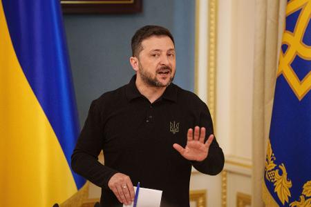 Einen Verzicht auf die von Russland annektierte Schwarzmeer-Halbinsel Krim als Weg zum Frieden mit Moskau lehnt der ukrainische Präsident Wolodymyr Selenskyj ab. (Archivbild) Einen Verzicht auf die von Russland annektierte Schwarzmeer-Halbinsel Krim als Weg zum Frieden mit Moskau lehnt der ukrainische Präsident Wolodymyr Selenskyj ab. (Archivbild)