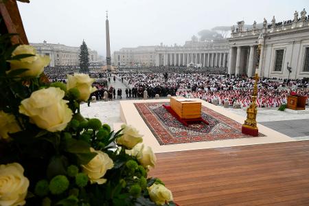2023 wurde Papst Benedikt beigesetzt. Am Samstag ist die Trauerfeier für Papst Franziskus geplant (Archivbild). 2023 wurde Papst Benedikt beigesetzt. Am Samstag ist die Trauerfeier für Papst Franziskus geplant (Archivbild).