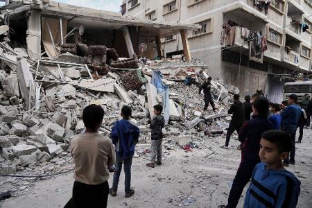 Die Hamas hat ihren Wunsch nach einem umfassenden Waffenruheabkommen mit Israel bekräftigt. Die Hamas hat ihren Wunsch nach einem umfassenden Waffenruheabkommen mit Israel bekräftigt.