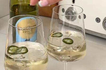 Trendgetränk des Sommers? Darum trinken jetzt alle Wein mit Jalapeños Trendgetränk des Sommers? Darum trinken jetzt alle Wein mit Jalapeños