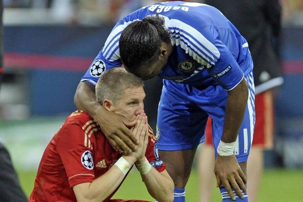 'Finale dahoam': Die bitterste Niederlage des FC Bayern - Im Champions-League-Endspiel 2012 kassierte der FC Bayern München gegen den FC Chelsea eine der bittersten Niederlagen der Vereinsgeschichte in der Allianz Arena. Erst zwei Minuten vor dem Ende der regulären Spielzeit köpfte Didier Drogba die Engländer in die Verlängerung, im Elfmeterschießen versagten dann Ivica Olic und Bastian Schweinsteiger die Nerven. Diese Stars standen im 'Finale dahoam' auf dem Platz: 'Finale dahoam': Die bitterste Niederlage des FC Bayern - Im Champions-League-Endspiel 2012 kassierte der FC Bayern München gegen den FC Chelsea eine der bittersten Niederlagen der Vereinsgeschichte in der Allianz Arena. Erst zwei Minuten vor dem Ende der regulären Spielzeit köpfte Didier Drogba die Engländer in die Verlängerung, im Elfmeterschießen versagten dann Ivica Olic und Bastian Schweinsteiger die Nerven. Diese Stars standen im 'Finale dahoam' auf dem Platz: