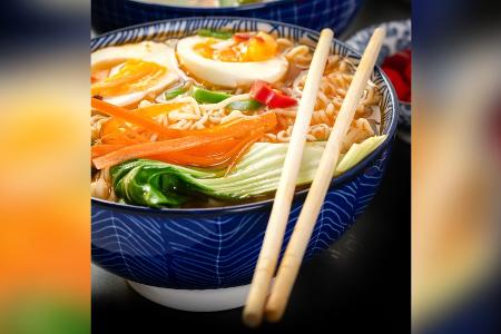 Wohltuende Nudelsuppe: Würzige Ramen mit Ei und Gemüse Wohltuende Nudelsuppe: Würzige Ramen mit Ei und Gemüse