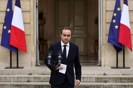 Der zurückgetretene Premier soll in Paris bis Mittwoch einen Ausweg aus der politischen Krise finden. Der zurückgetretene Premier soll in Paris bis Mittwoch einen Ausweg aus der politischen Krise finden.