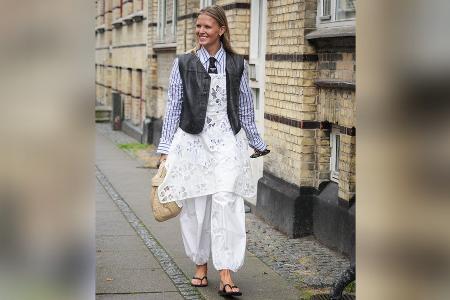 Kontroverses Layering: Wie tragbar sind Kleider über Hosen? Kontroverses Layering: Wie tragbar sind Kleider über Hosen?