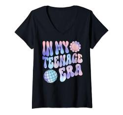 Damen In My Teenage Era – 13. Geburtstag T-Shirt mit V-Ausschnitt von 13th Birthday Quotes & Gifts