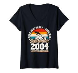 Damen 20. Geburtstag Geschenk Mann September Jahrgang 2004 T-Shirt mit V-Ausschnitt von 20. Geburtstag Geschenke September Jahrgang 2004