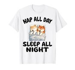 Niedlicher Akita Nickerchen den ganzen Tag Schlaf die ganze Nacht Pyjama Nachthemd T-Shirt von Akita Pajamas & Nightgown .Co