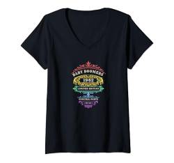 Damen Baby Boomers 1962, limitierte Auflage, Regenbogen, Originalteile T-Shirt mit V-Ausschnitt von BABY BOOMERS 1962, VINTAGE BIRTHDAY, RAINBOW