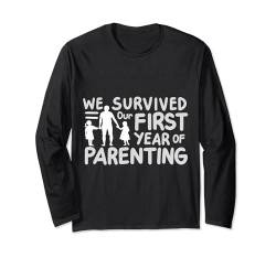 We Survived Our First Year Of Parenting Langarmshirt von Baby Eltern Feier 1. Geburtstag