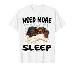 Süßes Pyjama-Nachthemd „Need More Sleep Need More Sleep“ T-Shirt von Boykin Spaniel Pajamas & Nightgown .Co