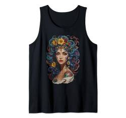 Elegante blauhaarige Frau mit Blumen Tank Top von Bria Mathews