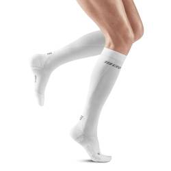 CEP - ULTRALIGHT Kompressionsstrümpfe Damen weiß, Gr. M, Lange Laufsocken mit leichter Kompression, Stabilisierende anti Blasen Kniestrümpfe, Atmungsaktive Sportsocken von CEP