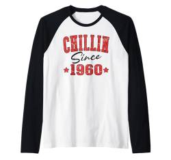 Chillin seit 1960 Cool Varsity Geboren 1960 Geburtstag Raglan von Chillin Birthday Apparel For Men & Women