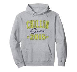 Chillin seit 2015 Cool Varsity Geboren im Geburtstag 2015 Pullover Hoodie von Chillin Birthday Apparel For Men & Women