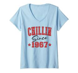 Damen Chillin Seit 1967 Cool Varsity Geboren 1967 Geburtstag T-Shirt mit V-Ausschnitt von Chillin Birthday Apparel For Men & Women