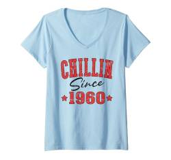 Damen Chillin seit 1960 Cool Varsity Geboren 1960 Geburtstag T-Shirt mit V-Ausschnitt von Chillin Birthday Apparel For Men & Women