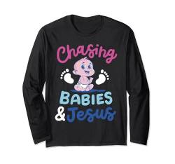 Chasing Babies And Jesus Glaubensbasierte Elternschaft Langarmshirt von Christlicher Elternteil Baby