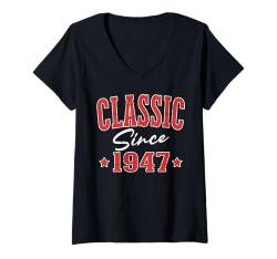 Damen Klassiker seit 1947 Cool Varsity Geboren 1947 Geburtstag T-Shirt mit V-Ausschnitt von Classic Birthday Apparel For Men & Women