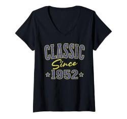 Damen Klassiker seit 1952 Cool Varsity Geboren im Jahr 1952 Geburtstag T-Shirt mit V-Ausschnitt von Classic Birthday Apparel For Men & Women