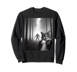 Lustige überraschte Katze Bigfoot Sasquatch Selfie Forest Sweatshirt von Comical Surprised Cat Bigfoot Selfie Sasquatch