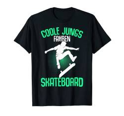 Coole Jungs fahren Skateboard Skater Jungen Kinder T-Shirt von Coole Skateboard & Skater Motiv Geschenkideen
