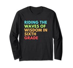 Auf den Wellen der Weisheit in der sechsten Klasse reiten, süße Geschenke, Schüler Langarmshirt von Cute 6th Grade Back to School Outfit Teacher Kids