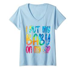 Damen „I Put My Baby On My Hip“ -Batikfarbe, witzig, Mama, Papa, für Damen und Herren T-Shirt mit V-Ausschnitt von Cute Baby Hearts Cool Mommy Daddy New Baby Family