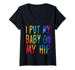 Damen „I Put My Baby On My Hip“ -Batikfarbe, witzig, Mama, Papa, für Damen und Herren T-Shirt mit V-Ausschnitt von Cute Baby Hearts Cool Mommy Daddy New Baby Family
