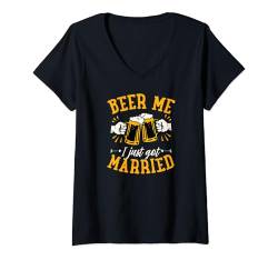 Damen Beer Me Ich habe gerade geheiratet T-Shirt mit V-Ausschnitt von Cute Just Married Quotes Accessories for Couples