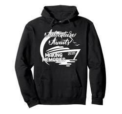 Kreuzfahrt 2025 Pullover Hoodie von Delightfully Different World