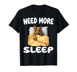 Niedlicher niederländischer Schäferhund braucht mehr Schlafanzug, Nachthemd T-Shirt von Dutch Shepherd Pajamas & Nightgown .Co