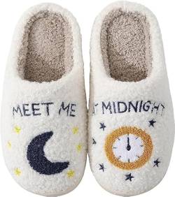 EHOTER Meet Me, at Midnight Hausschuhe Lustig Warm Pantoffeln Plüsch Memory-Baumwolle Slippers für Innen Außen Niedliche Rutschfeste Winterschuhe für Paarschuhe Damen Herren Geschenk (40-41,Weiß) von EHOTER