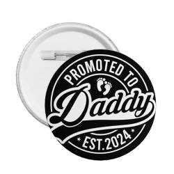 1 Stück „Promoted-To-Daddy Est 2024“-Button-Pins. Anstecknadel zum ersten Mal als Papa. Geschenk für neue Väter für Männer. Geschenk für neue Eltern für Paare. Runder Anstecker für Kleiderbeutel. von FJQWKLF
