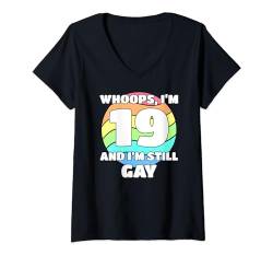 Damen Funny Gay Pride - 19th Birthday 19 BDay Lesbian Gay Bi Trans T-Shirt mit V-Ausschnitt von Fabulous Rainbow LGBT Pride Apparel Forensic Theme