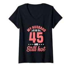 Damen Mein Mann ist 45 Immer noch heiß Lustiger 45. Geburtstag T-Shirt mit V-Ausschnitt von Funny Birthday Sayings for Wife