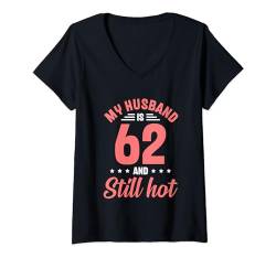 Damen Mein Mann ist 62 und immer noch heiß Lustiger 62. Geburtstag T-Shirt mit V-Ausschnitt von Funny Birthday Sayings for Wife
