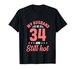 Mein Mann ist 34 Immer noch heiß Lustiger 34. Geburtstag T-Shirt von Funny Birthday Sayings for Wife