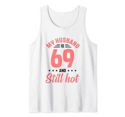 Mein Mann ist 69 und immer noch heiß Lustiger 69. Geburtstag Tank Top von Funny Birthday Sayings for Wife