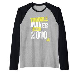 Trouble Maker seit 2010 - Geburtsjahr des sarkastischen Witzes Raglan von Funny Joke Gen Z & Gen Alpha Birth Year Gifts EBD