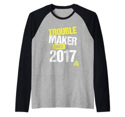 Trouble Maker seit 2017 - sarkastischer Witz Geburtsjahr Raglan von Funny Joke Gen Z & Gen Alpha Birth Year Gifts EBD