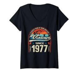 Damen Vintage 48th Birthday 48 Years Old Fishing Lovers Born 1977 T-Shirt mit V-Ausschnitt von GTee Vintage 48th Birthday Version 2025