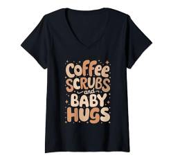 Damen Coffee Scrubs And Baby Hugs Neugeborenes Kinderarzt T-Shirt mit V-Ausschnitt von Geburts Und Entbindungskrankenschwester